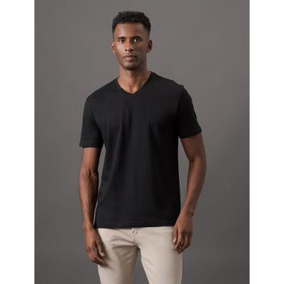 Camiseta Masculina de Algodão Essentials Estampa Logo Lateral Gola v Calvin Klein Jeans - Preto