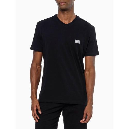 Camiseta Masculina Gola v Básica Logo No Peito Calvin Klein Jeans - Preto