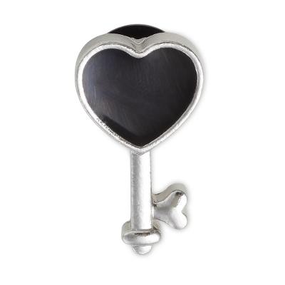 Jibbitz™ chave prata de coração preto unico