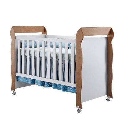 Berço Mini Cama Carolina Baby Mirelle 3 em 1 com Suporte para Mosquiteiro, Pés com Rodízios e 153,8cm de Largura - Branco/Bétula