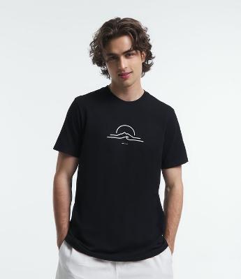Camiseta Regular em Meia Malha com Estampa de Sol e Mar em Relevo