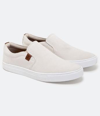 Tênis Slip On com Recortes e Etiqueta Aplicada