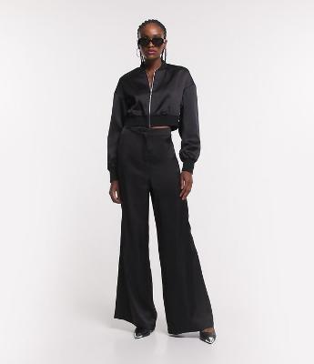 Calça Pantalona com Textura Acetinada