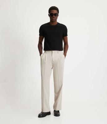 Calça Wide Leg com Bolsos e Pregas Duplas Frontais