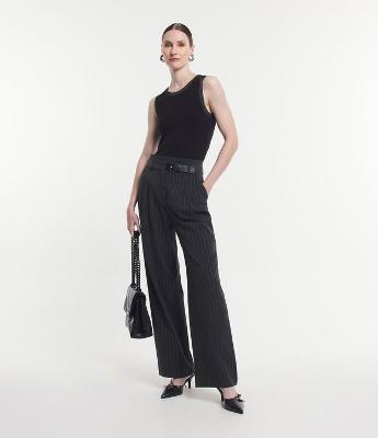 Calça Wide Leg Alfaiatada com Cintinho e Estampa Risca de Giz