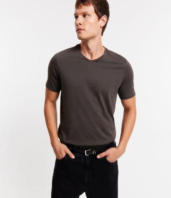 Camiseta Slim em Algodão Peruano com Gola V