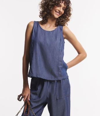 Blusa Regata em Jeans com Recortes