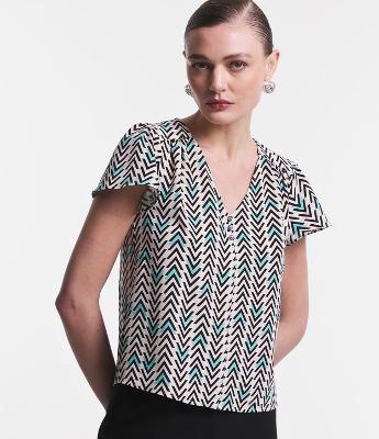 Blusa Manga Curta em Crepe com Prega na Cava e Estampa Geométrica
