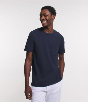Camiseta Regular em Meia Malha com Bolso Frontal e Textura