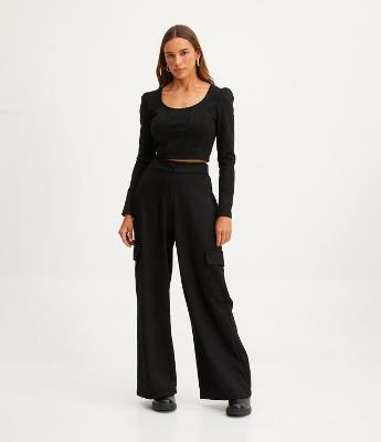 Calça em Material Sintético com Elástico no Cós e Bolsos Cargo