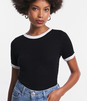 Blusa Meia Malha com Contraste na Gola e Manga Curta