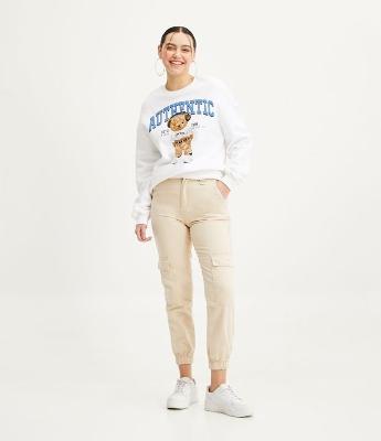 Calça Jogger Cintura Alta com Detalhe de Fivela e Bolsos Cargo