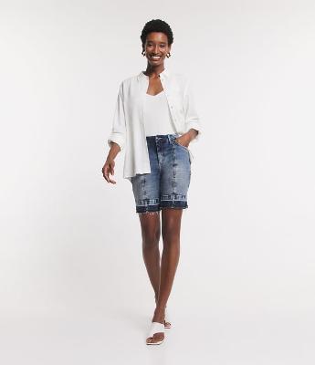Short Jeans com Recortes e Barra Desfiada