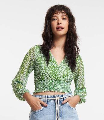 Blusa Cropped em Tule com Estampa de Girafas Pintadas