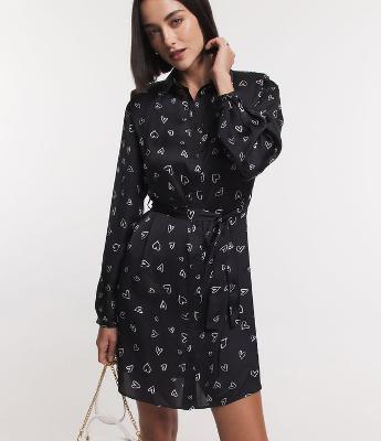 Vestido Chemise em Crepe com Ombreiras e Estampa Corações