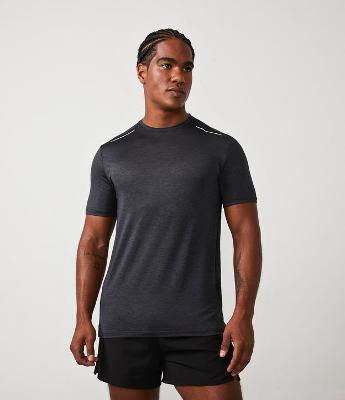 Camiseta Esportiva com Tecnologia Dry e Detalhes Refletivos