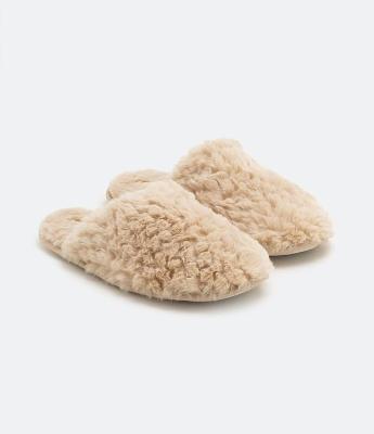 Pantufa Fechada com Pelinhos em Escamas
