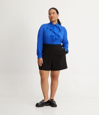 Bermuda em Crepe com Detalhe de Botões nos Bolsos Curve & Plus Size