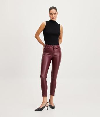 Calça Skinny em Sarja Resinada