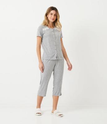 Pijama em Viscolycra com Blusa Manga Curta e Calça Capri