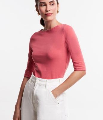 Blusa Alongada com Gola Canoa e Manga 3/4 com Dobra na Barra