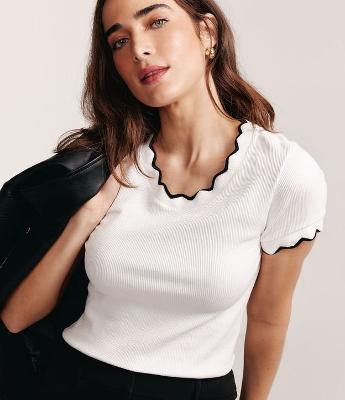 Blusa em Algodão com Gola e Manga Onduladas