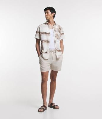 Bermuda Slim em Viscolinho Cordão e Bolsos