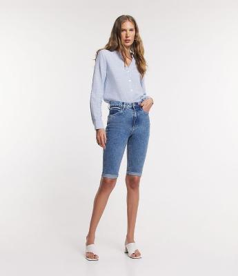 Bermuda em Jeans com Bolsos e Barra Dobrada