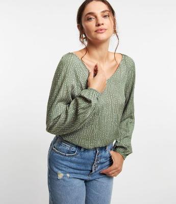 Blusa em Viscose com Decote V e Estampa Poá