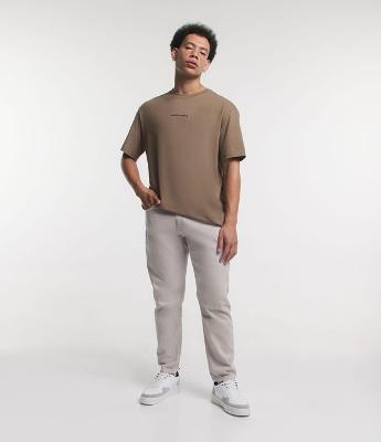 Calça Slim Cropped em Sarja com Bolsos