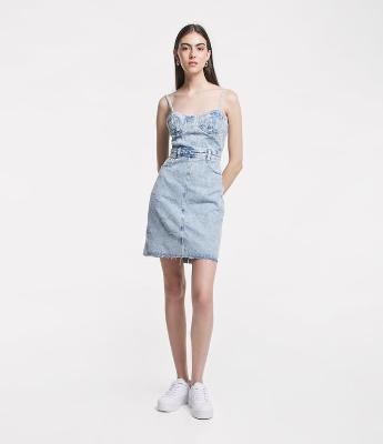 Vestido Jeans com Decote Coração e Fechamento em Zíper nas Costas