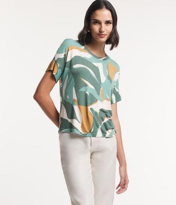 Blusa Manga Curta em Viscose com Folhagens Estampadas