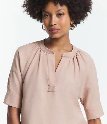 Blusa Manga Bufante em Sarja com Detalhe V na Gola Estruturada
