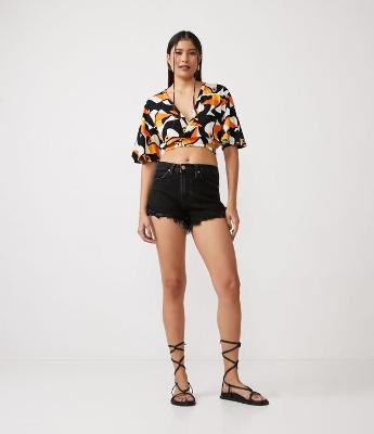 Short Hot Pants em Jeans com a Barra Desfiada