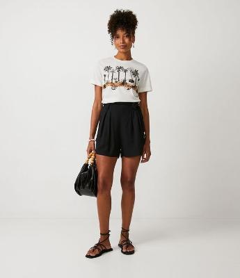 Short Clochard em Viscolinho com Cinto Corda