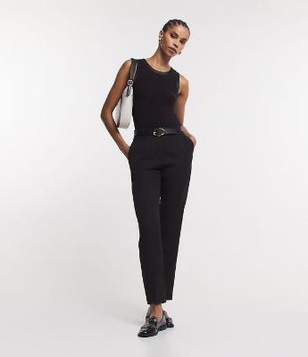 Calça Cenoura Alfaiatada com Cinto Fivela em Material Sintético