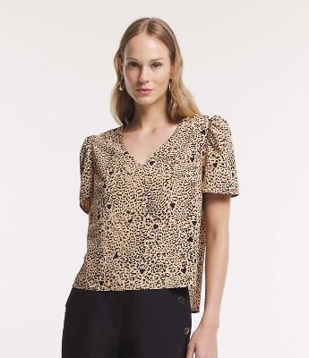 Blusa Manga Curta em Crepe com Estampa de Onça
