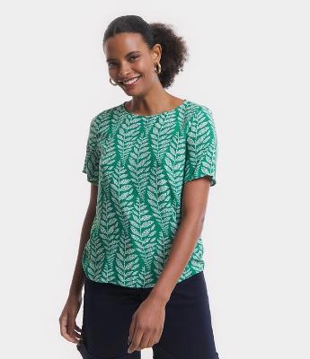 Blusa Manga Curta em Viscose com Folhagens Estampadas