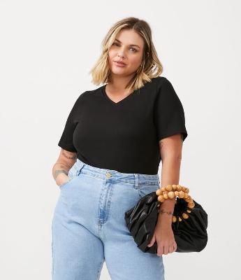 Blusa Básica em Algodão com Gola V Curve & Plus Size