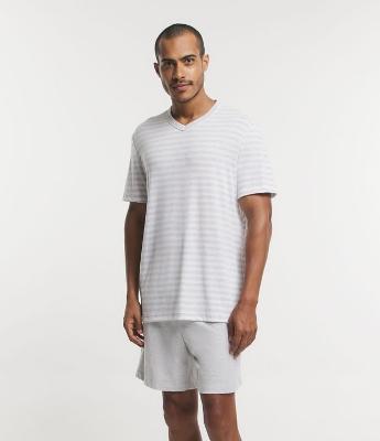 Pijama Curto em Meia Malha com Gola V e Estampa de Listras