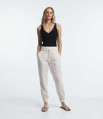 Calça Jogger Cintura Média em Liocel com Amarração e Bolsos