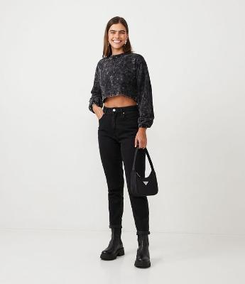 Calça Mom Jeans com Bolsos e Barra Dobrada