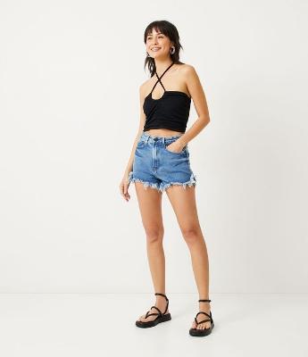 Short Hot Pants em Jeans com Barra Desfeita