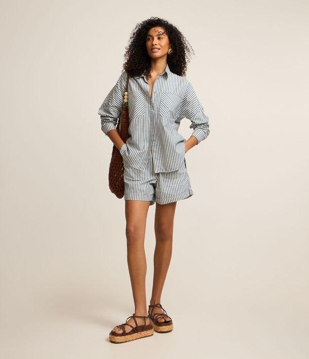 Short em Sarja com Barra Dobrada e Estampa de Listras - 1