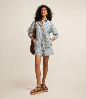 Short em Sarja com Barra Dobrada e Estampa de Listras - 1