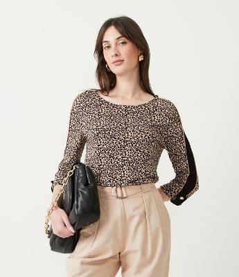Blusa em Viscolycra com Estampa Animal Print e Recorte Vazado no Ombro