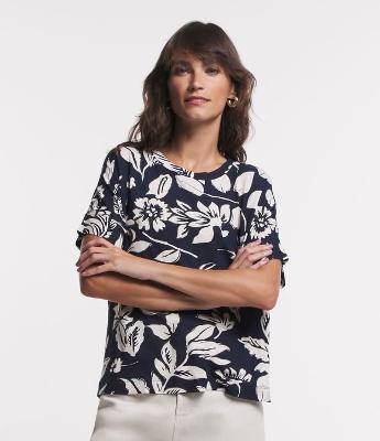 Blusa em Viscose com Estampa Floral Contrastante
