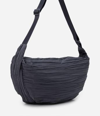 Bolsa Hobo Média com Alça Transversal Regulável