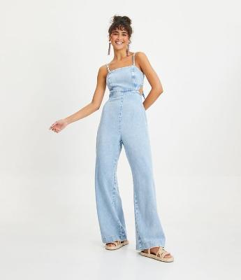 Macacão Longo em Jeans com Recorte Lateral e Amarração nas Costas