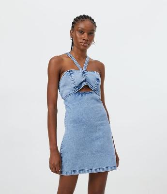Vestido Curto Jeans com Franzido e Mordidinha Frontal